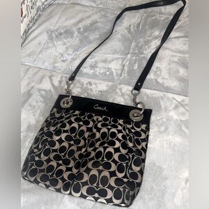 Beautiful, pre-owned, hobo, Authentic Coach purse. In great condition!